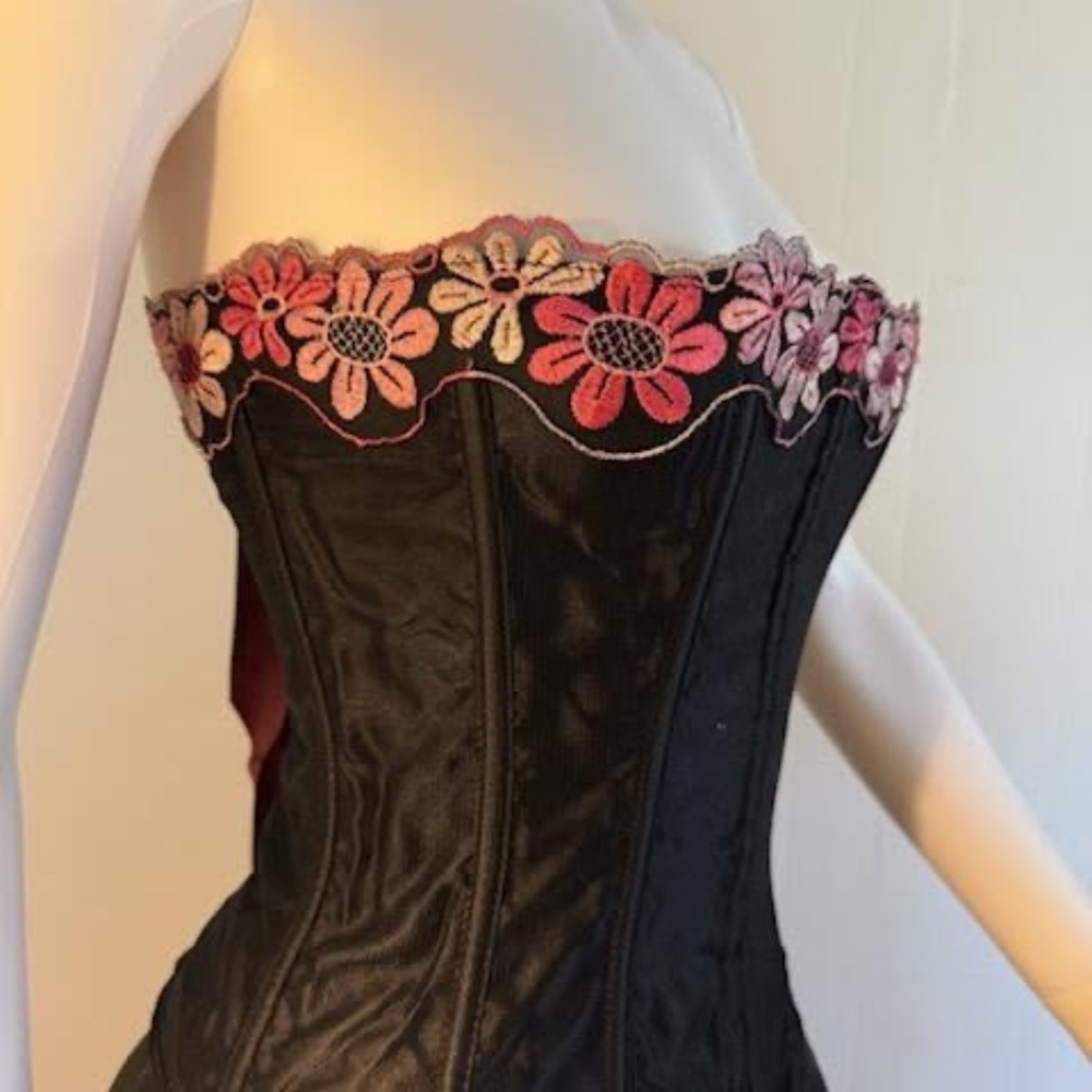 Y2K Victoria's Secret, Med, Blk Corset, Pink Floral Embroidery Detail, Lace-Up - Picture 2 of 7